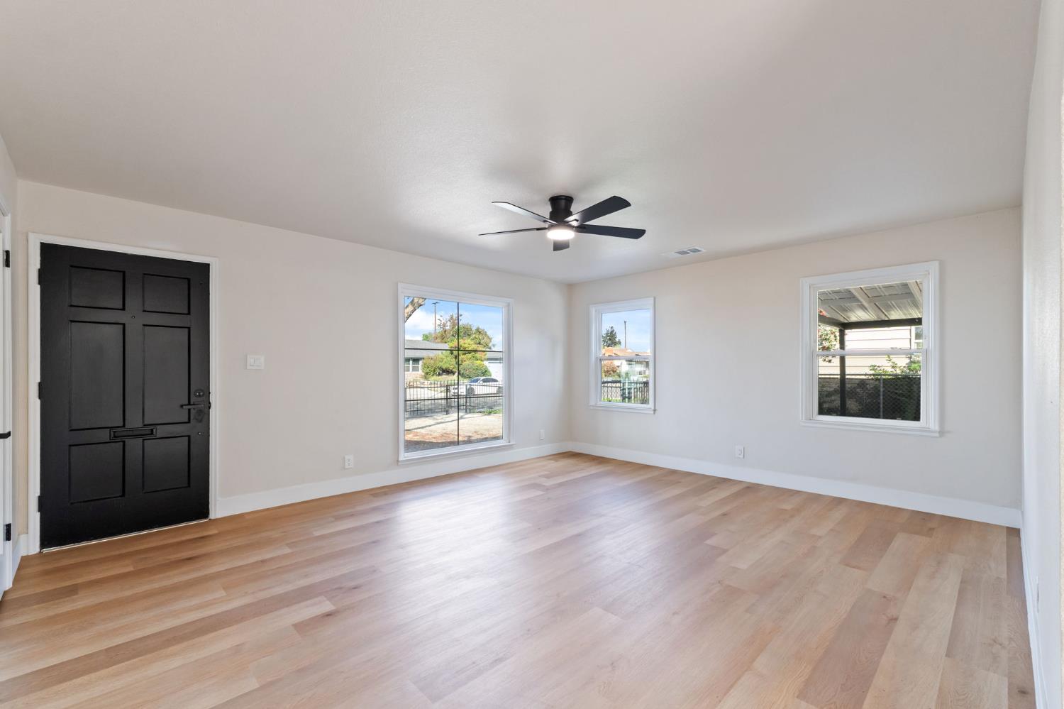 3226 Circle Ct W, Fresno, CA 93703