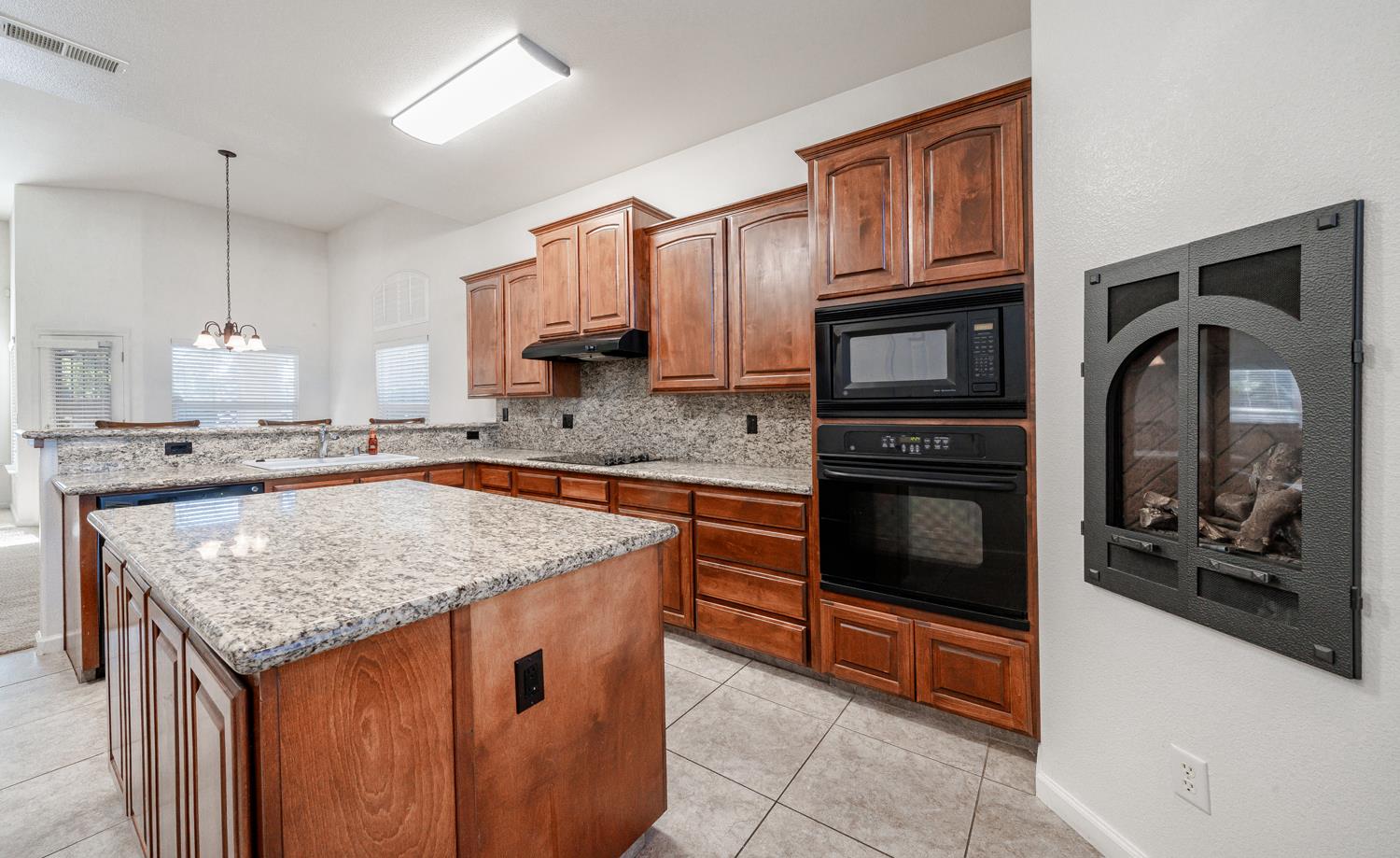 2773 E Deyoung Dr, Fresno, CA 93720