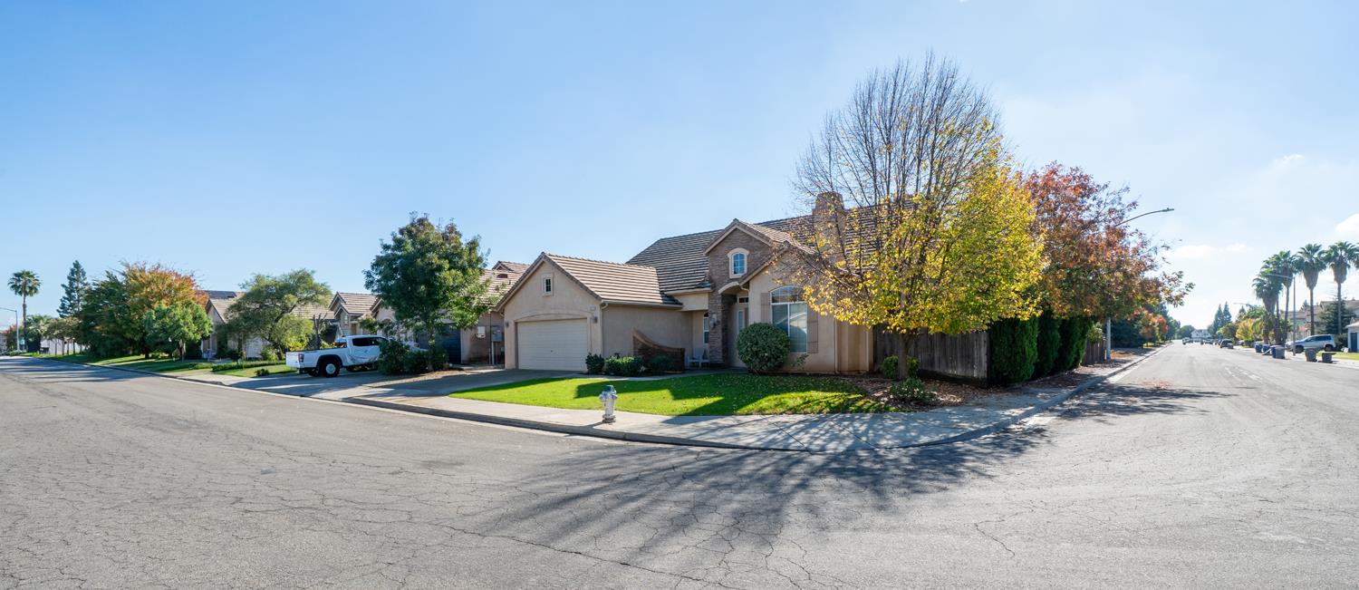 2773 E Deyoung Dr, Fresno, CA 93720