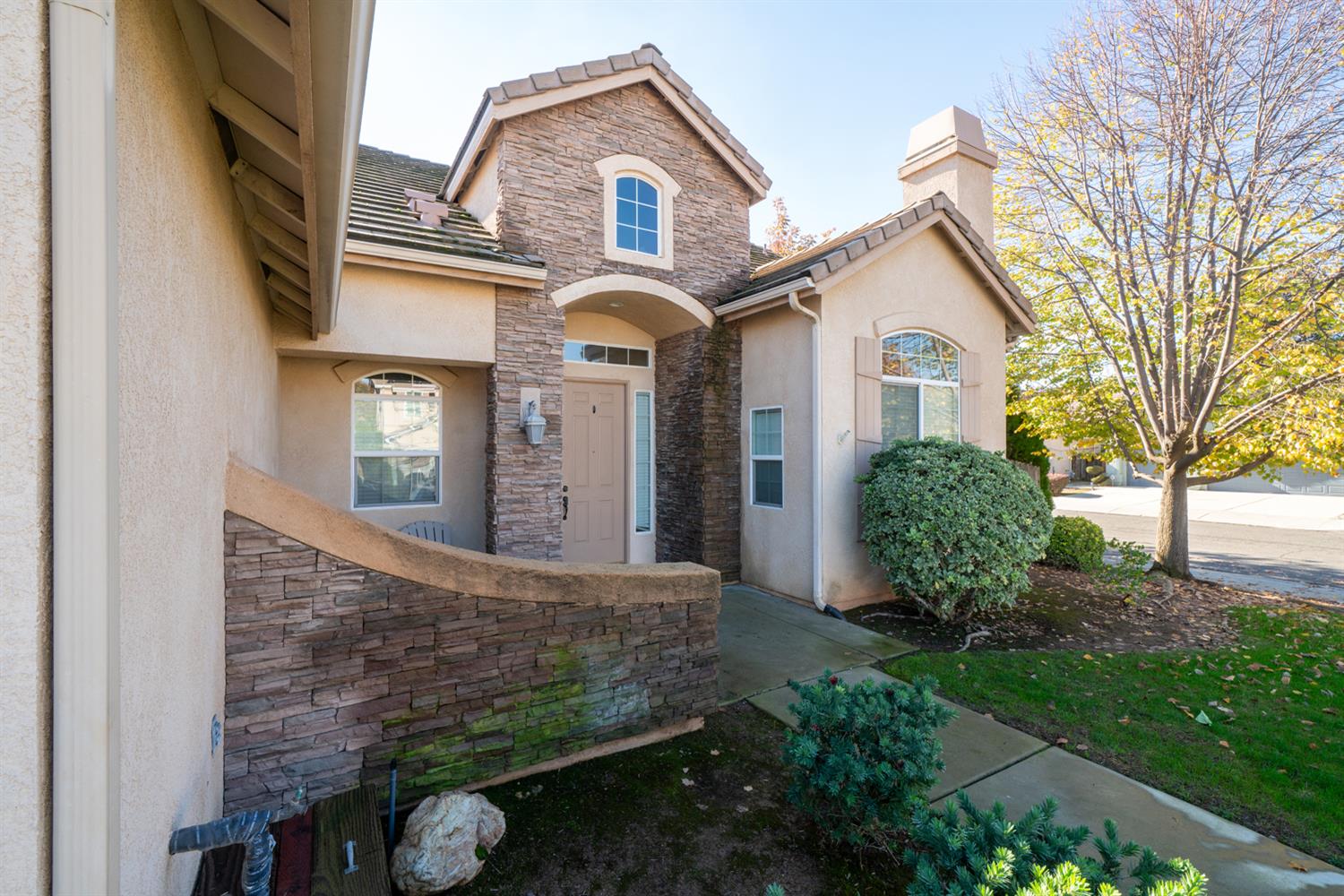 2773 E Deyoung Dr, Fresno, CA 93720