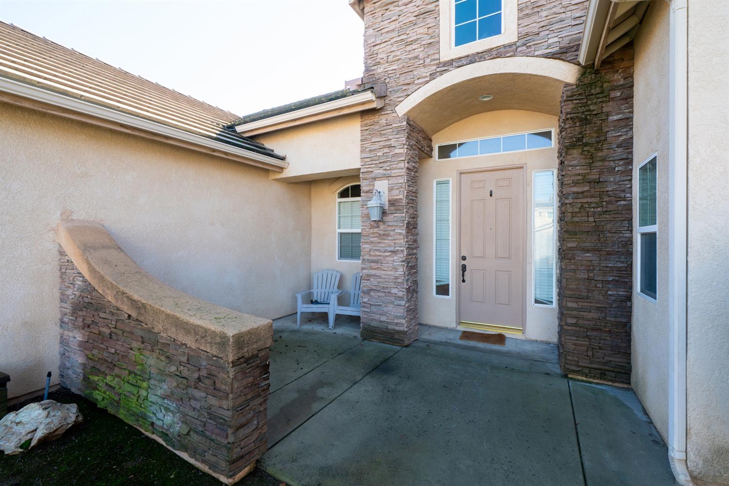 2773 E Deyoung Dr, Fresno, CA 93720