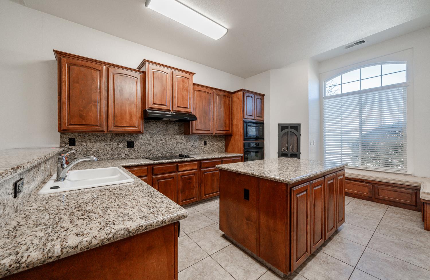 2773 E Deyoung Dr, Fresno, CA 93720