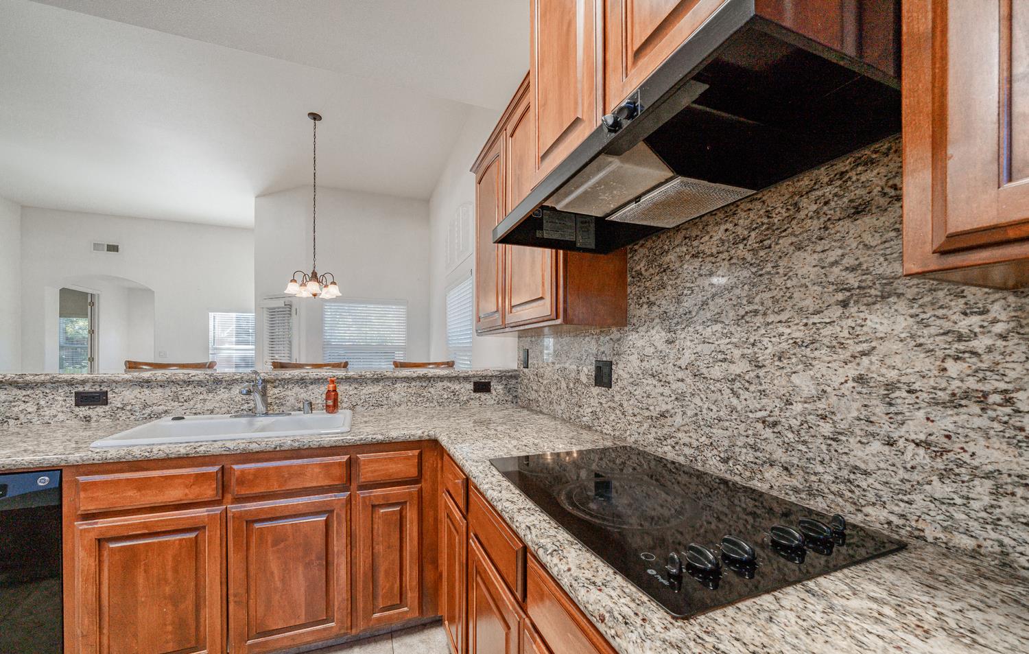 2773 E Deyoung Dr, Fresno, CA 93720