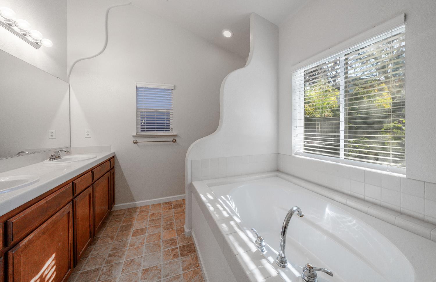 2773 E Deyoung Dr, Fresno, CA 93720