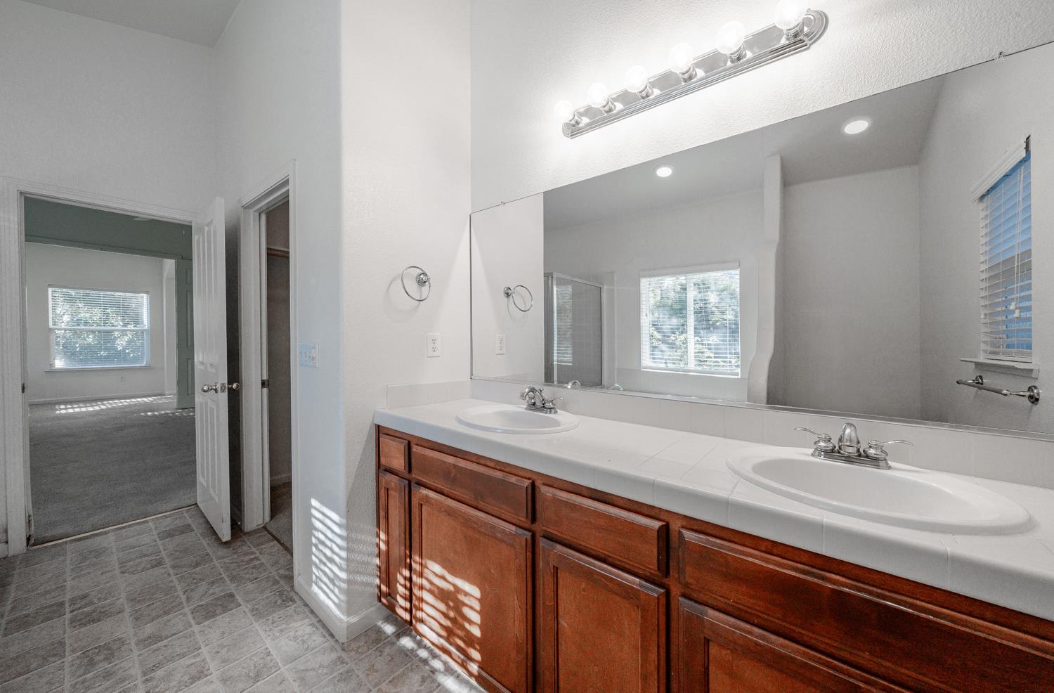 2773 E Deyoung Dr, Fresno, CA 93720