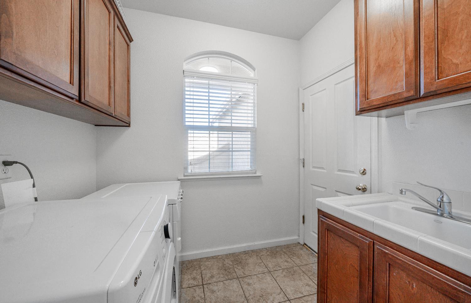 2773 E Deyoung Dr, Fresno, CA 93720