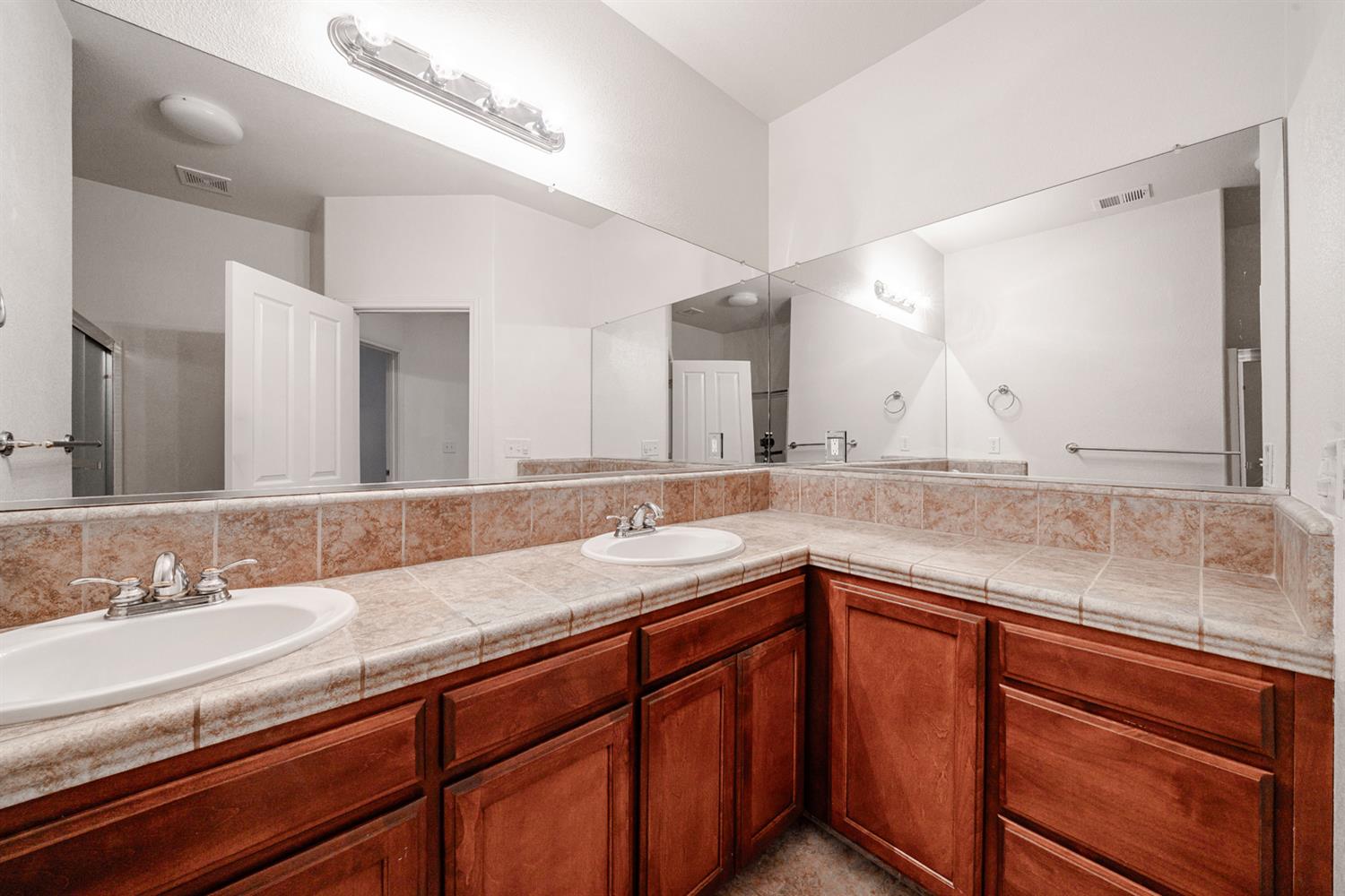 2773 E Deyoung Dr, Fresno, CA 93720