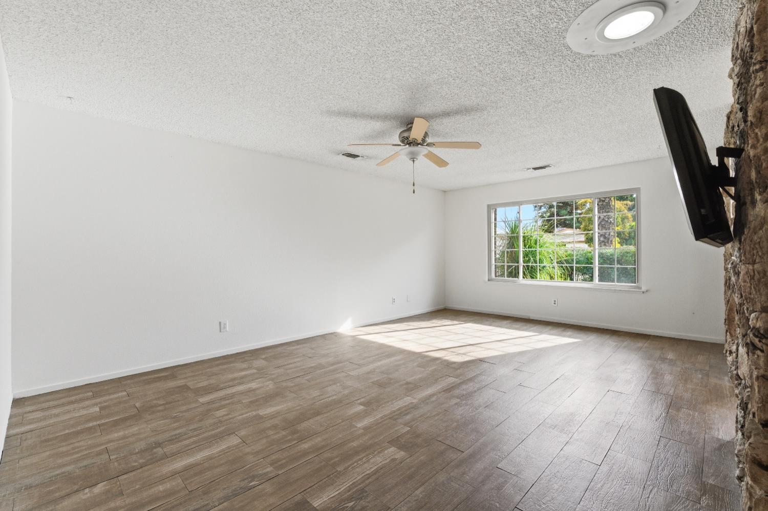 2432 Hicks St, Selma, CA 93662