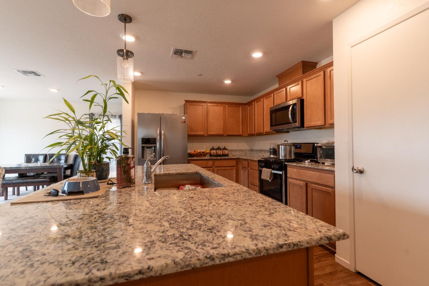 1558 Monte Vista Ave, Madera, CA 93637