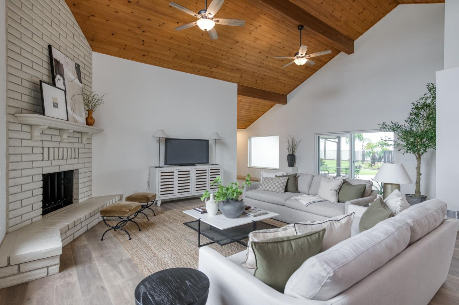 8063 W Herndon, Fresno, CA 93723