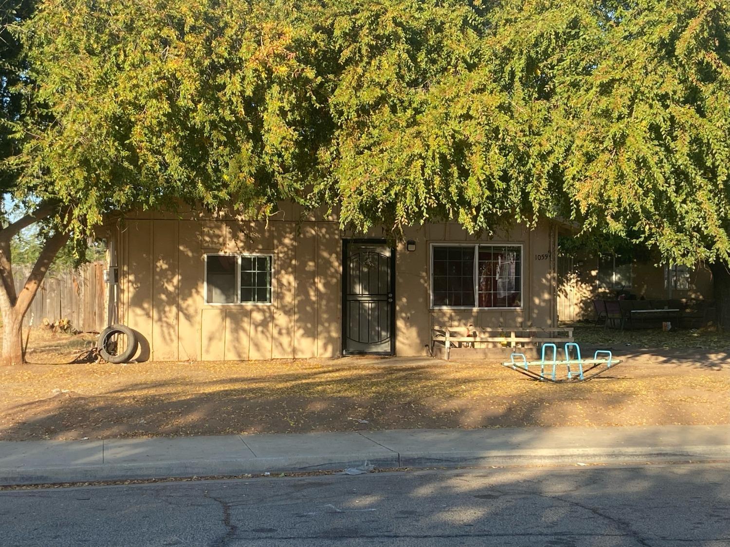 1051 12Th St, Orange Cove, CA 93646