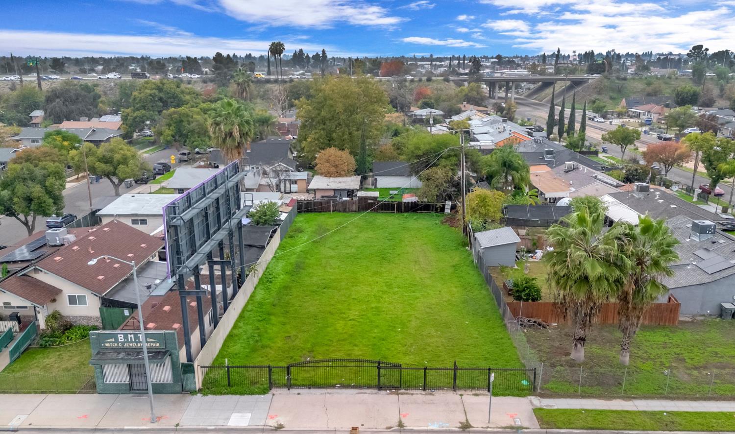 1361 N 1St St, Fresno, CA 93703