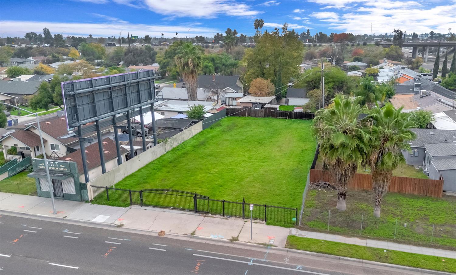 1361 N 1St St, Fresno, CA 93703