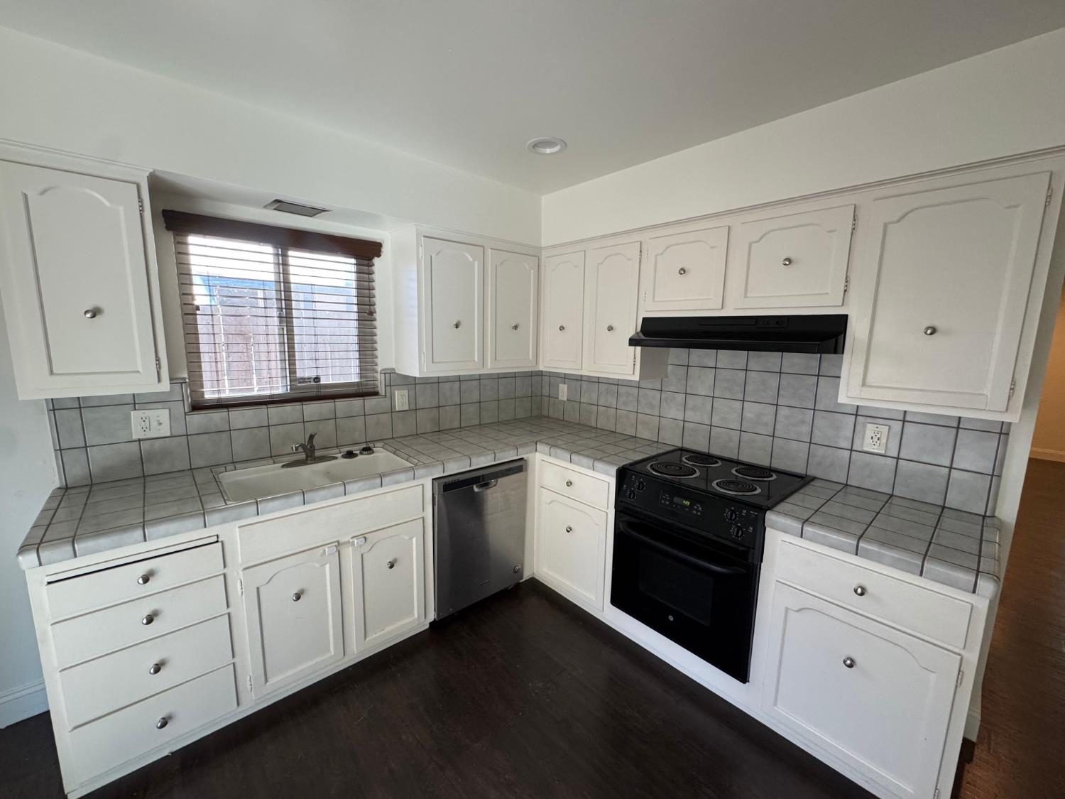 3725 E Hampton Way, Fresno, CA 93726