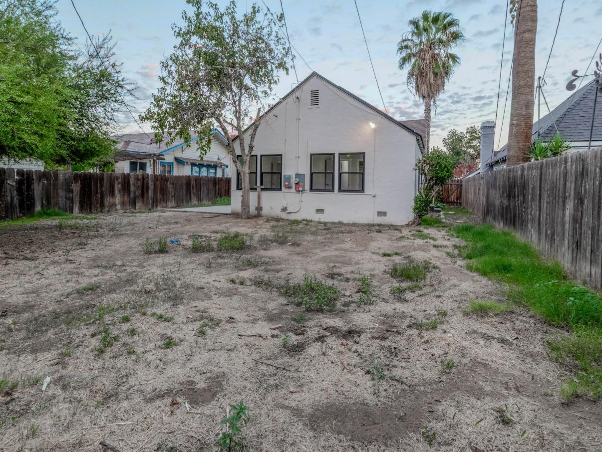 1271 N Roosevelt Ave, Fresno, CA 93728