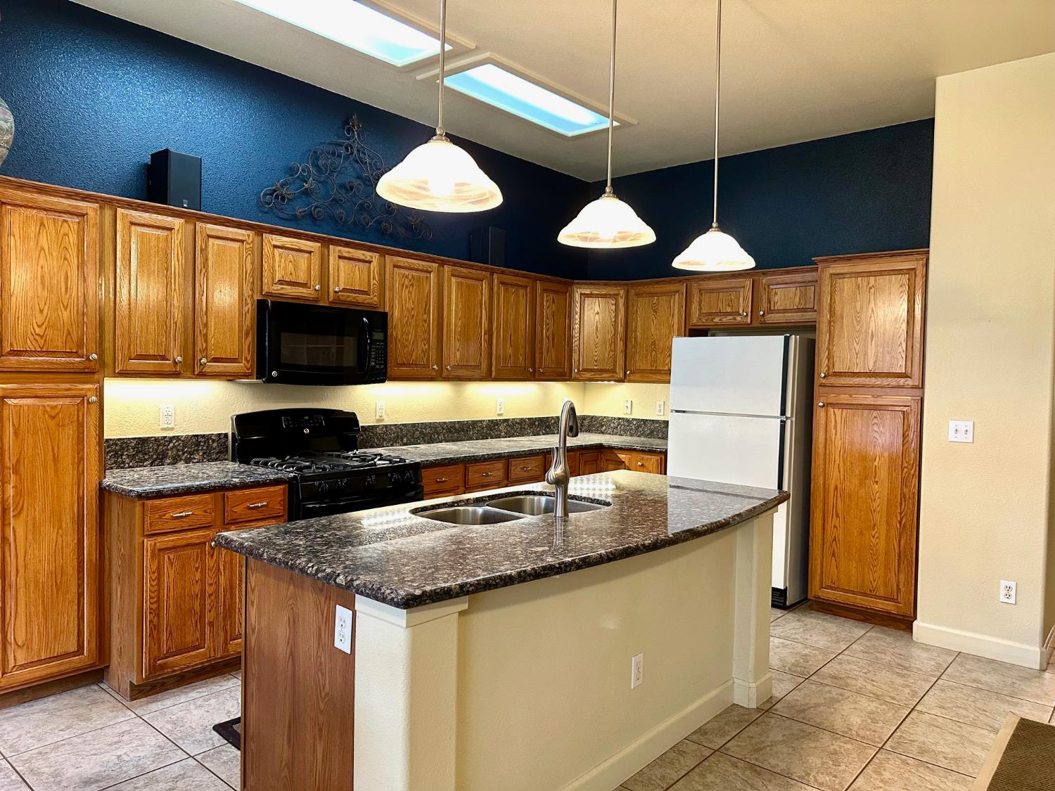 2743 Zion Way, Hanford, CA 93230