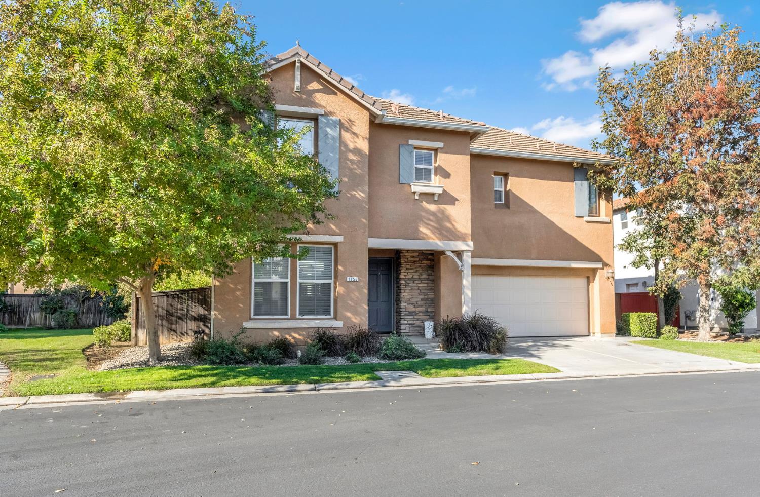 1856 N La Rue Ln, Clovis, CA 93619