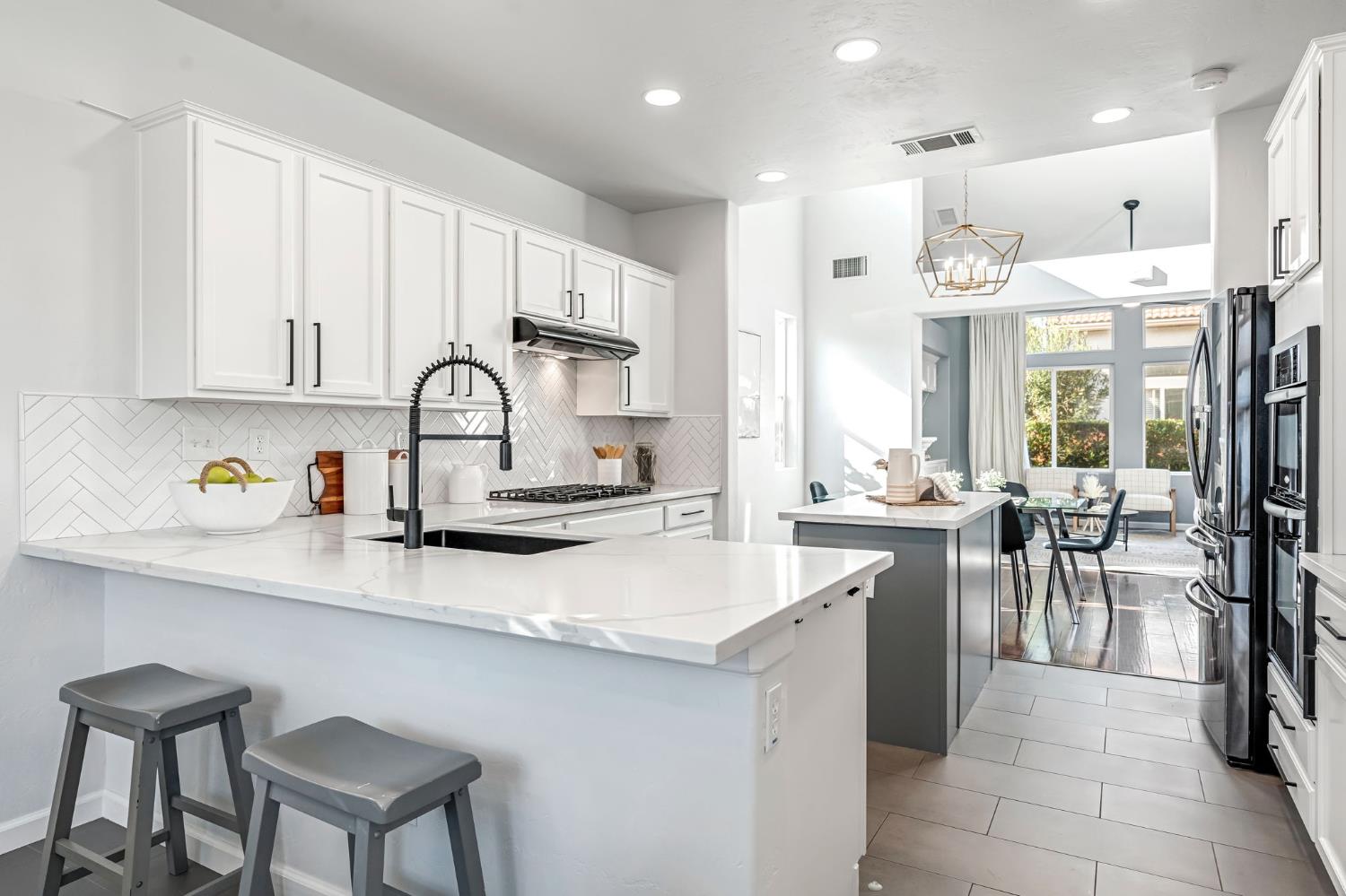 1856 N La Rue Ln, Clovis, CA 93619