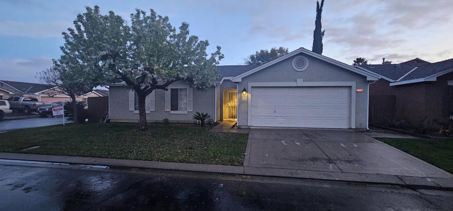 5296 E Harvest Ln, Fresno, CA 93725
