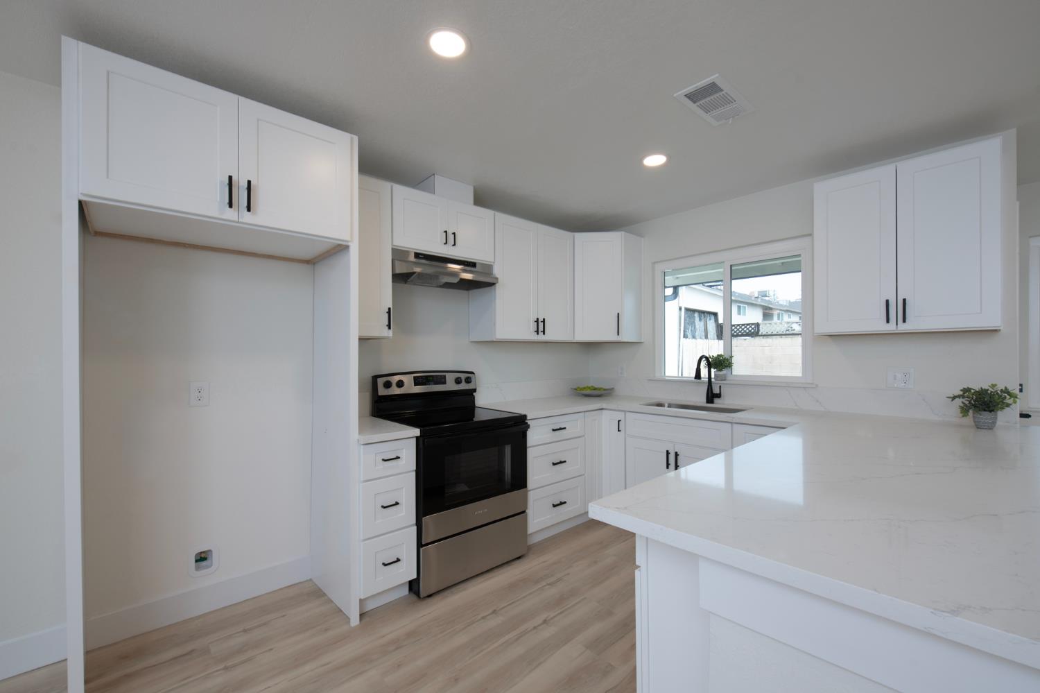 2024 N Laureen Ave, Fresno, CA 93703