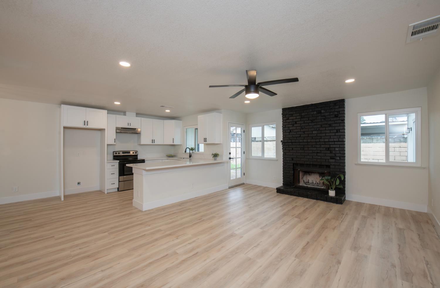 2024 N Laureen Ave, Fresno, CA 93703