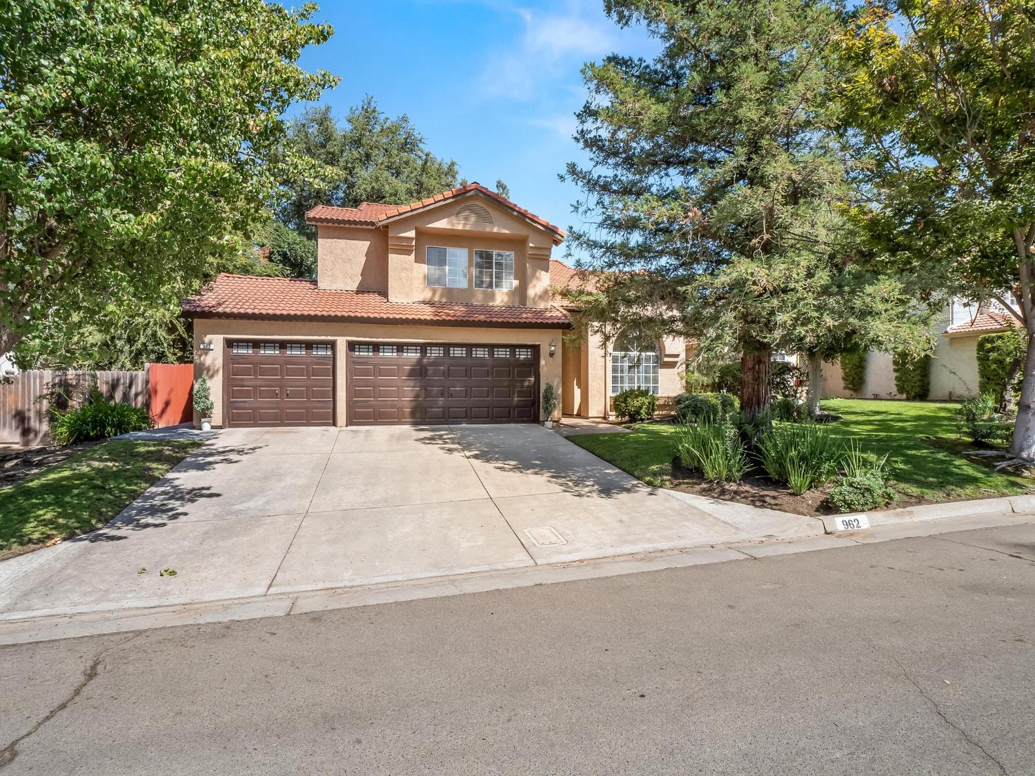 962 E Buckhill Rd, Fresno, CA 93720