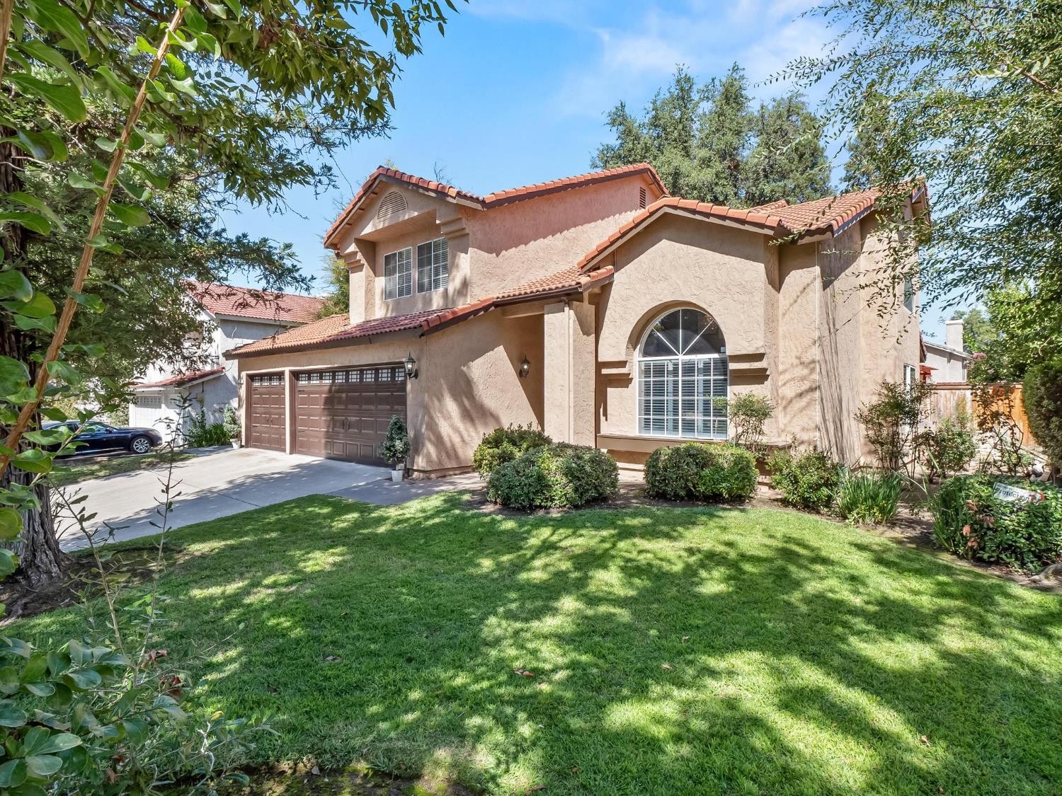 962 E Buckhill Rd, Fresno, CA 93720