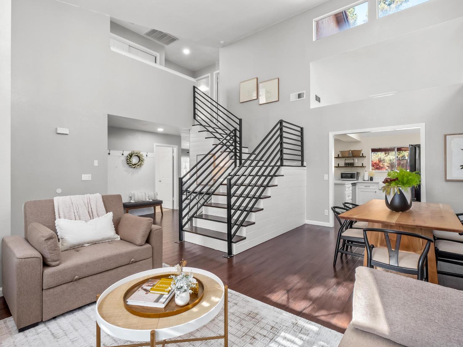 962 E Buckhill Rd, Fresno, CA 93720