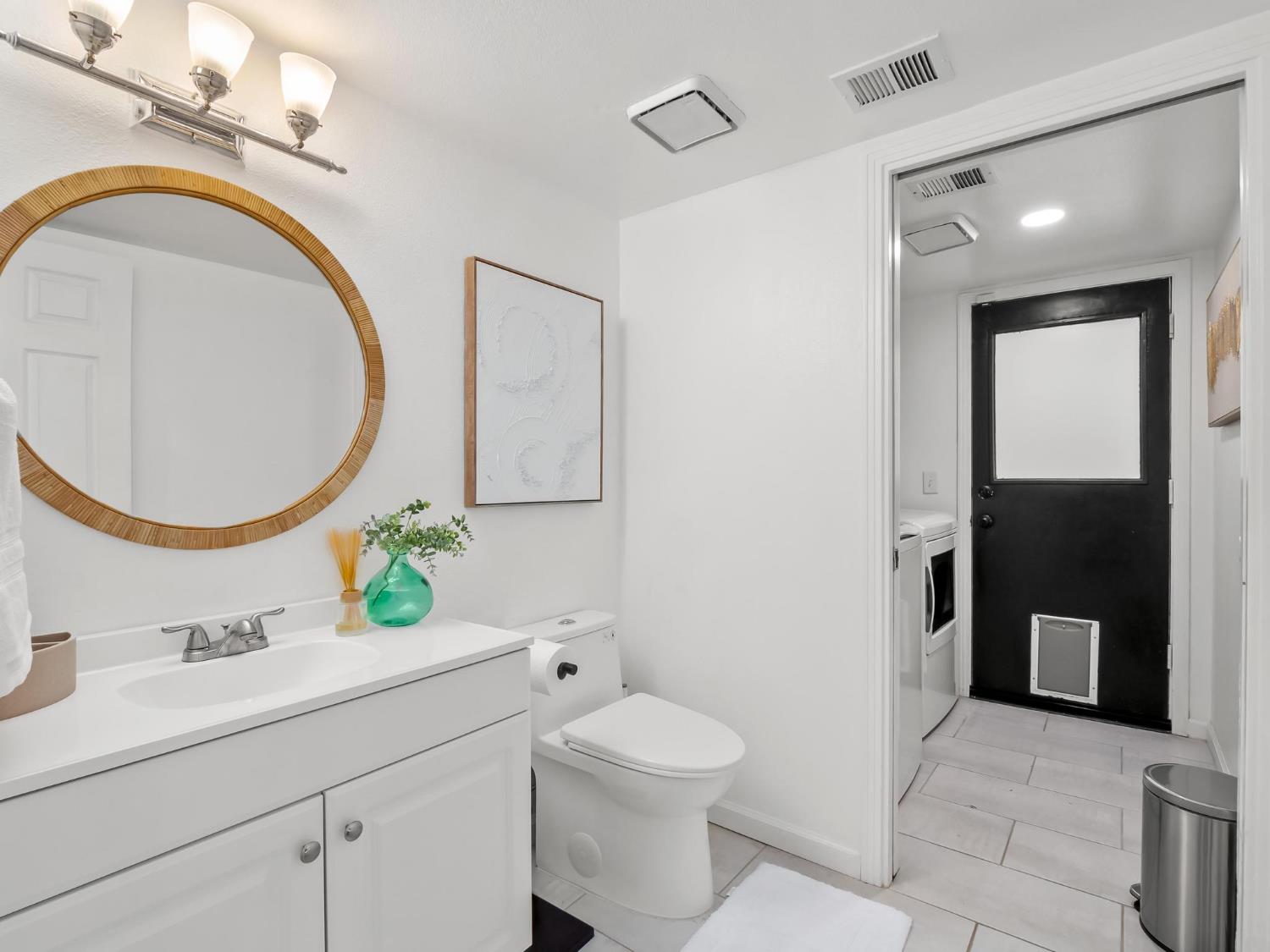 962 E Buckhill Rd, Fresno, CA 93720