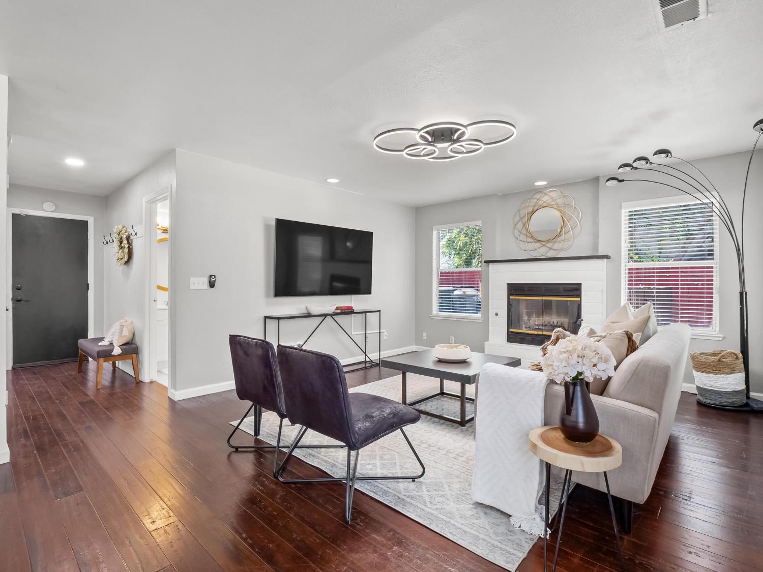 962 E Buckhill Rd, Fresno, CA 93720