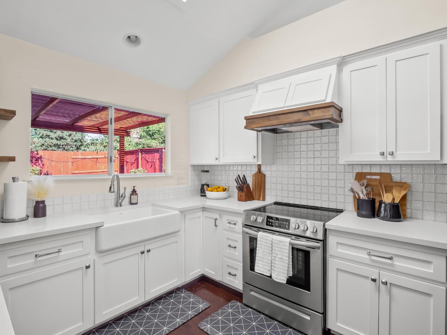 962 E Buckhill Rd, Fresno, CA 93720