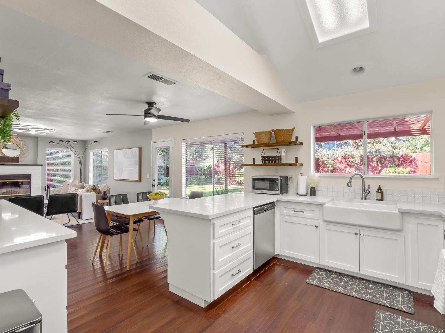 962 E Buckhill Rd, Fresno, CA 93720