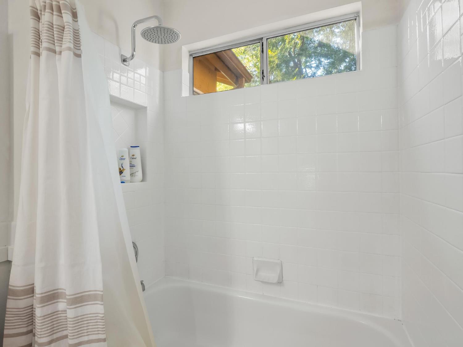 962 E Buckhill Rd, Fresno, CA 93720