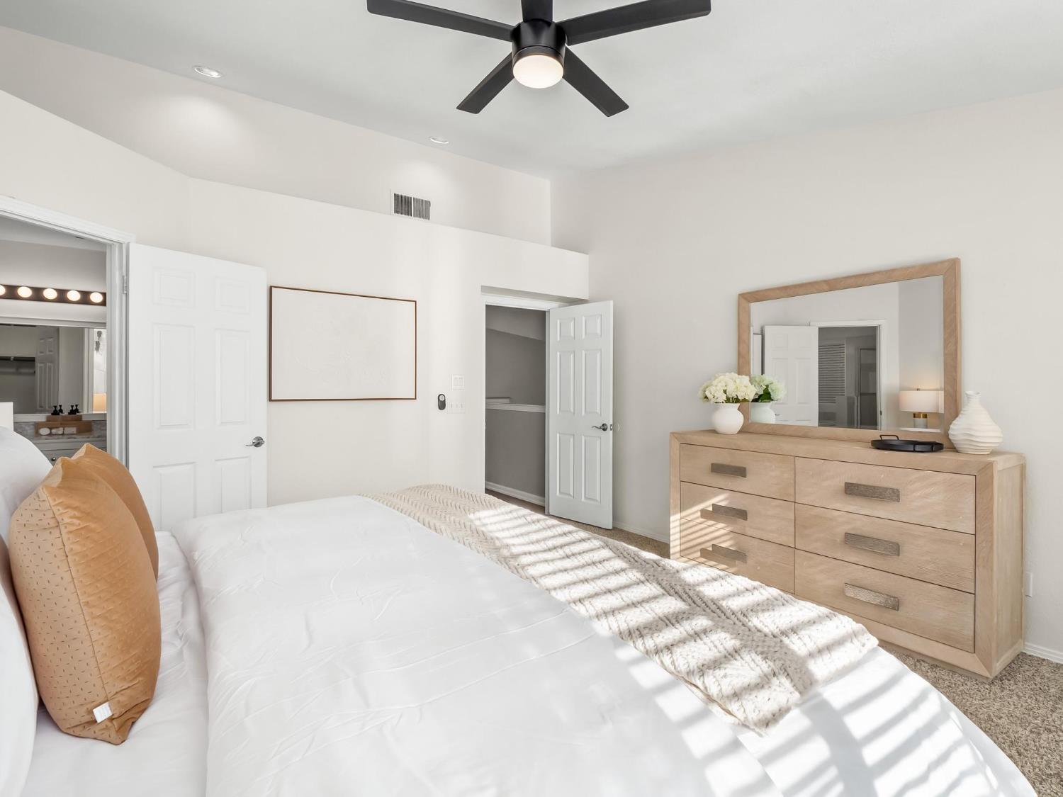 962 E Buckhill Rd, Fresno, CA 93720