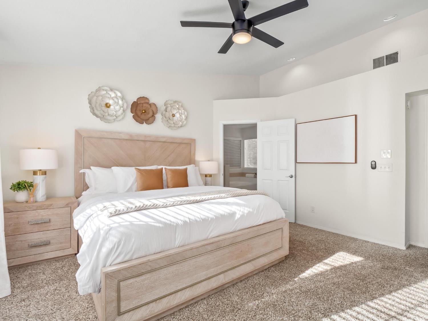 962 E Buckhill Rd, Fresno, CA 93720