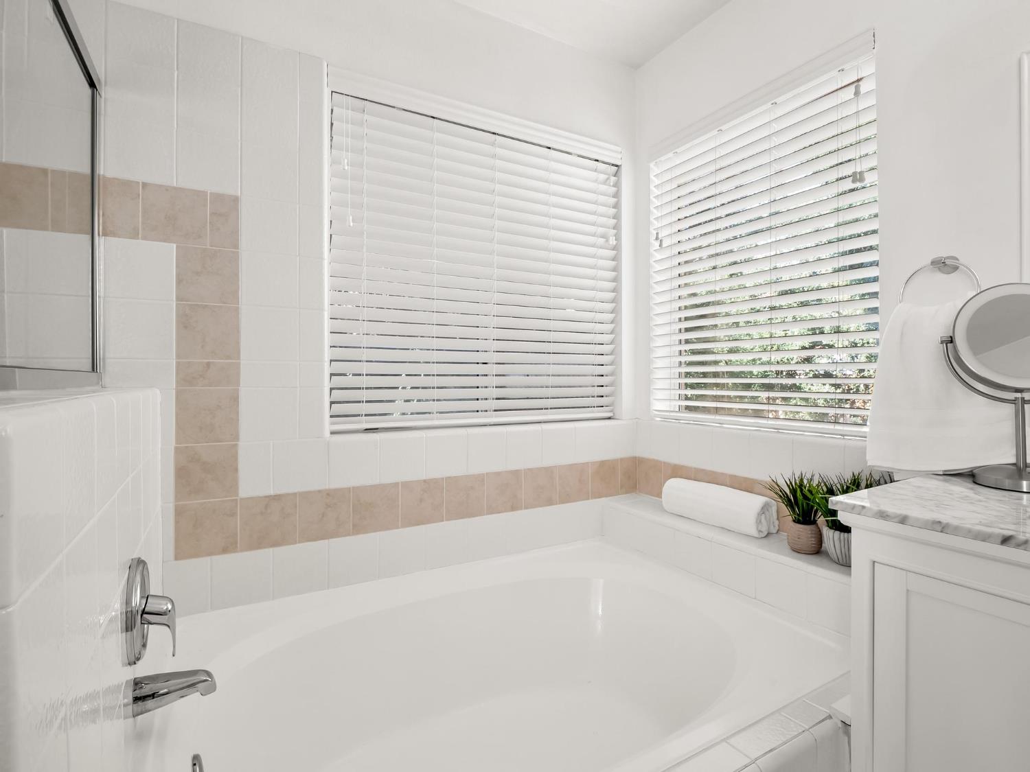 962 E Buckhill Rd, Fresno, CA 93720