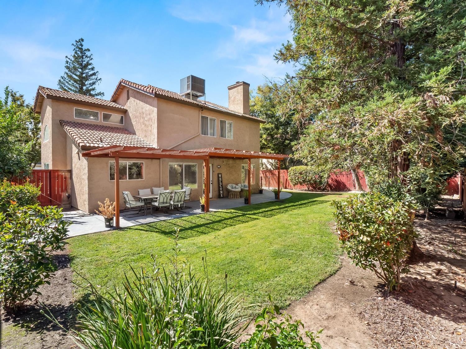 962 E Buckhill Rd, Fresno, CA 93720