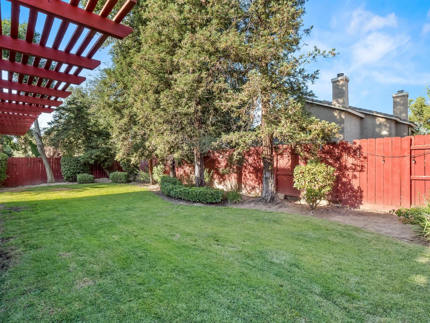 962 E Buckhill Rd, Fresno, CA 93720