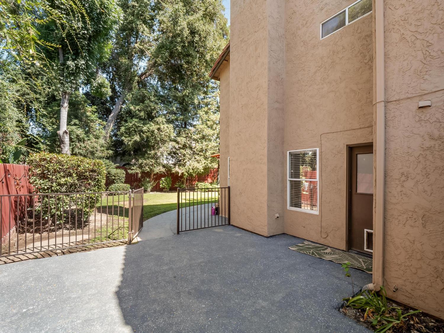 962 E Buckhill Rd, Fresno, CA 93720