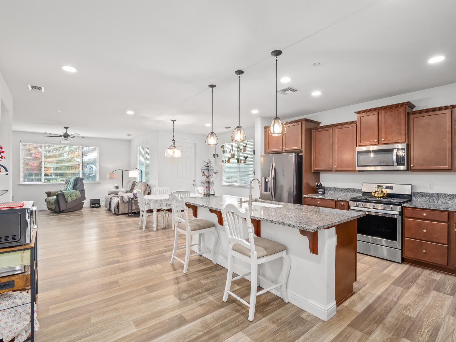 425 Karen Ave, Kerman, CA 93630