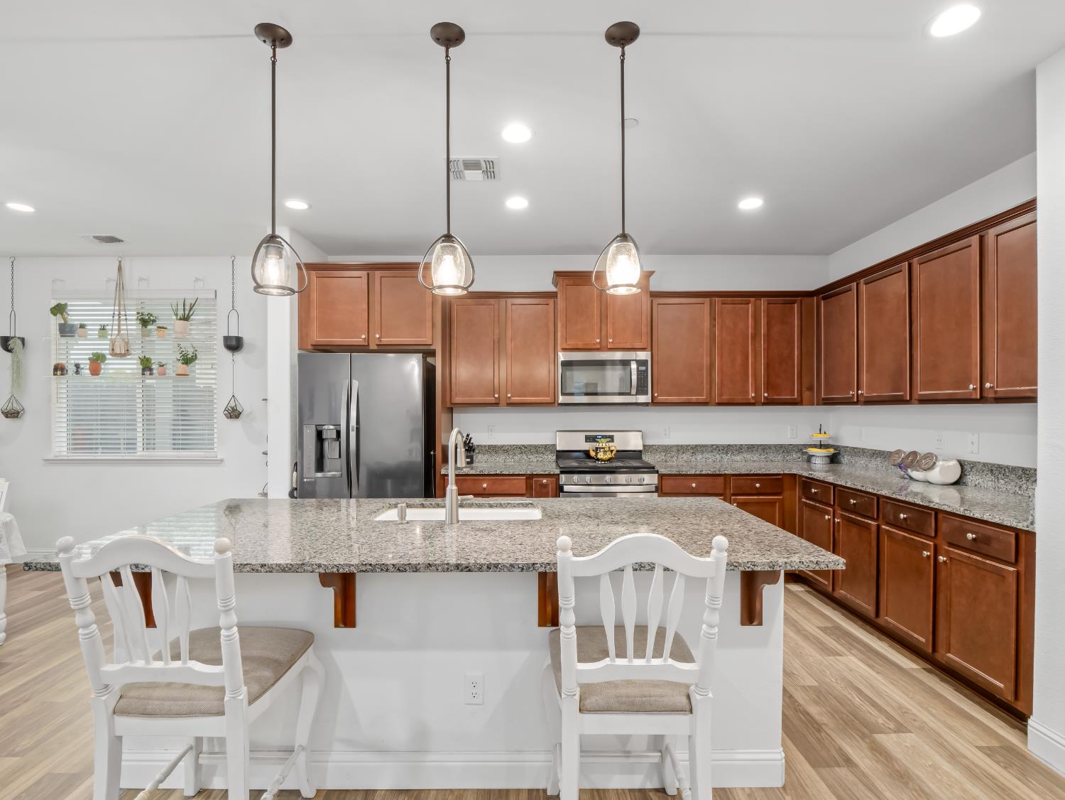 425 Karen Ave, Kerman, CA 93630