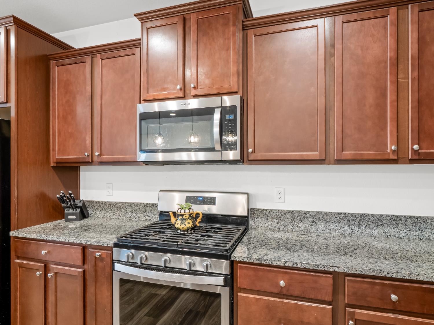 425 Karen Ave, Kerman, CA 93630