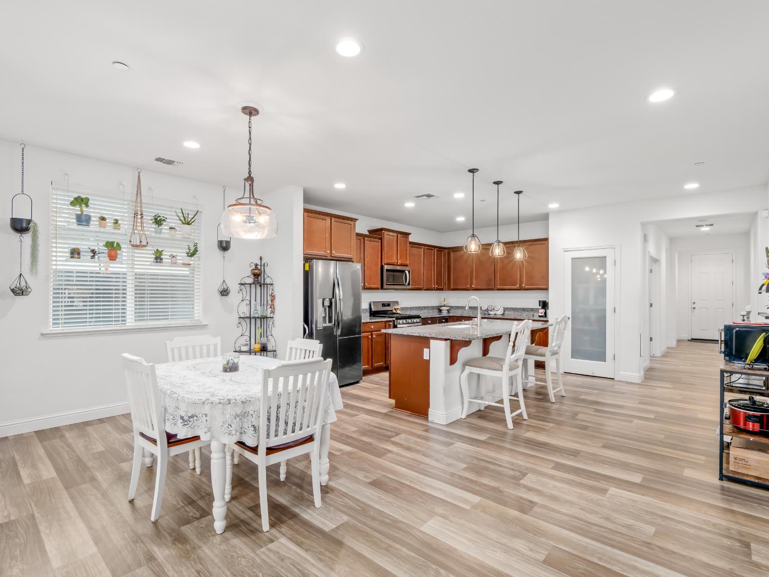 425 Karen Ave, Kerman, CA 93630