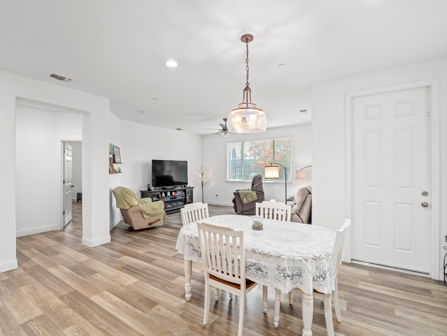 425 Karen Ave, Kerman, CA 93630