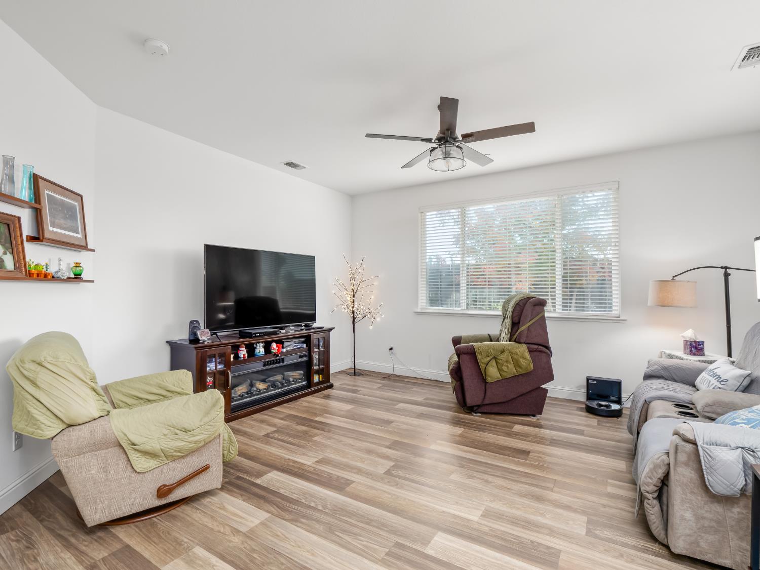 425 Karen Ave, Kerman, CA 93630