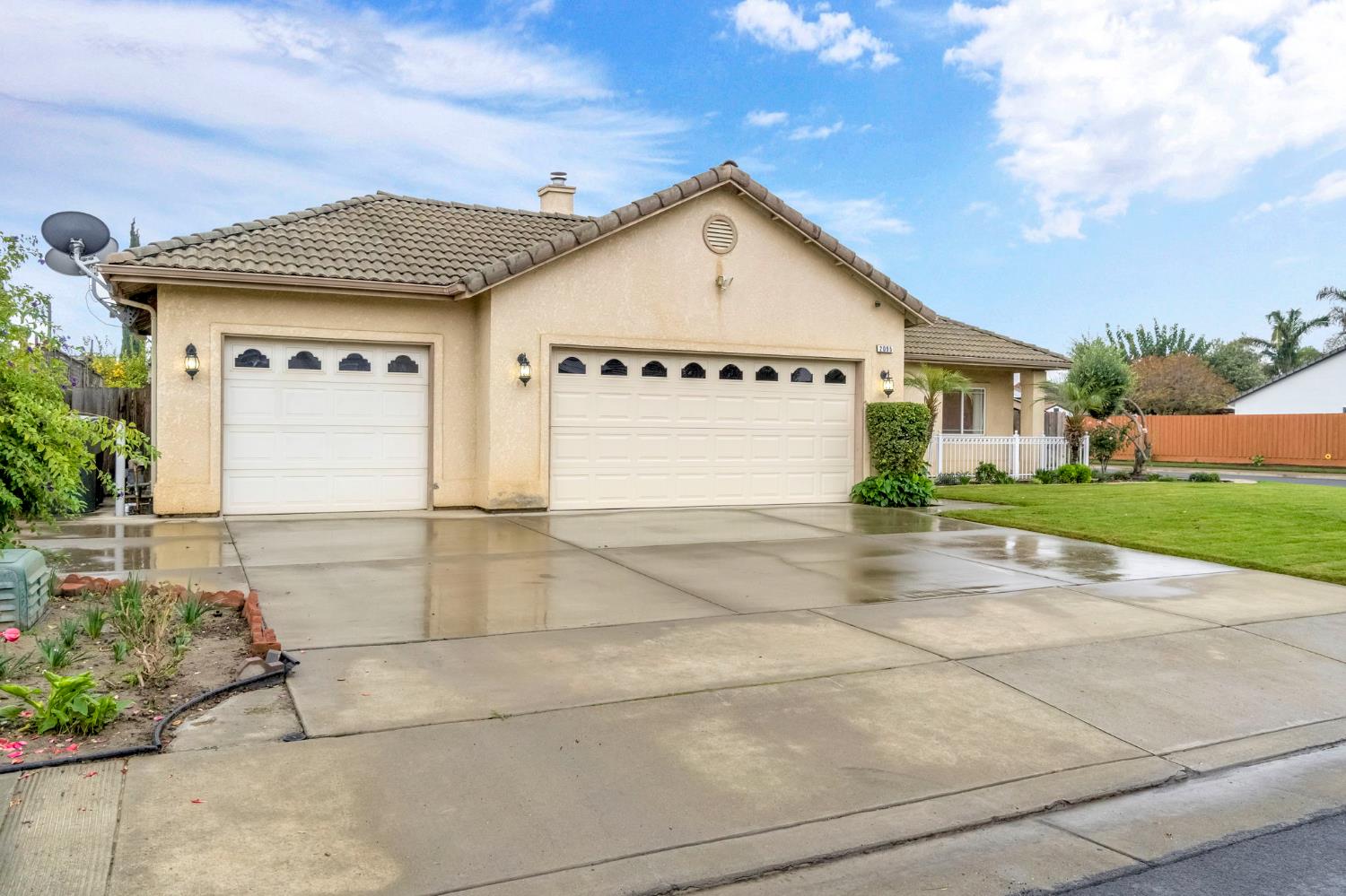 2095 Independence Pl, Hanford, CA 93230