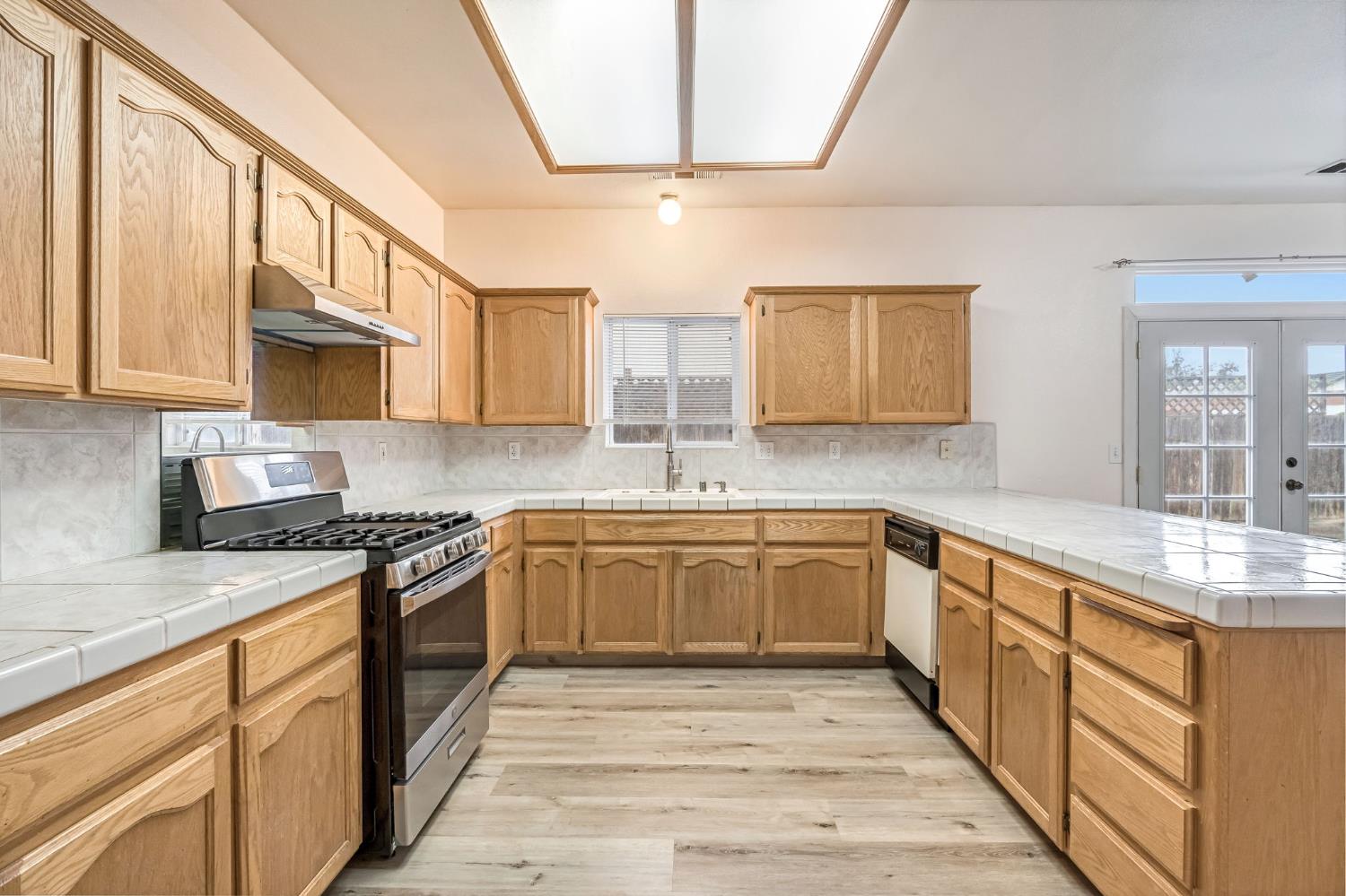 2095 Independence Pl, Hanford, CA 93230