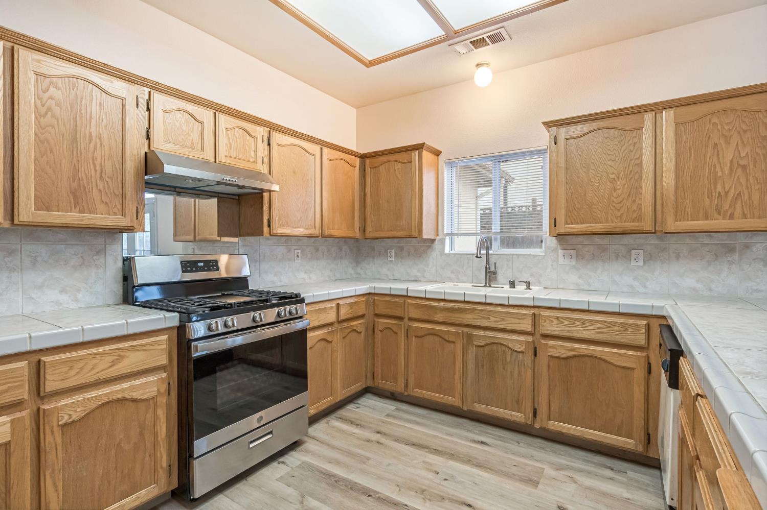 2095 Independence Pl, Hanford, CA 93230