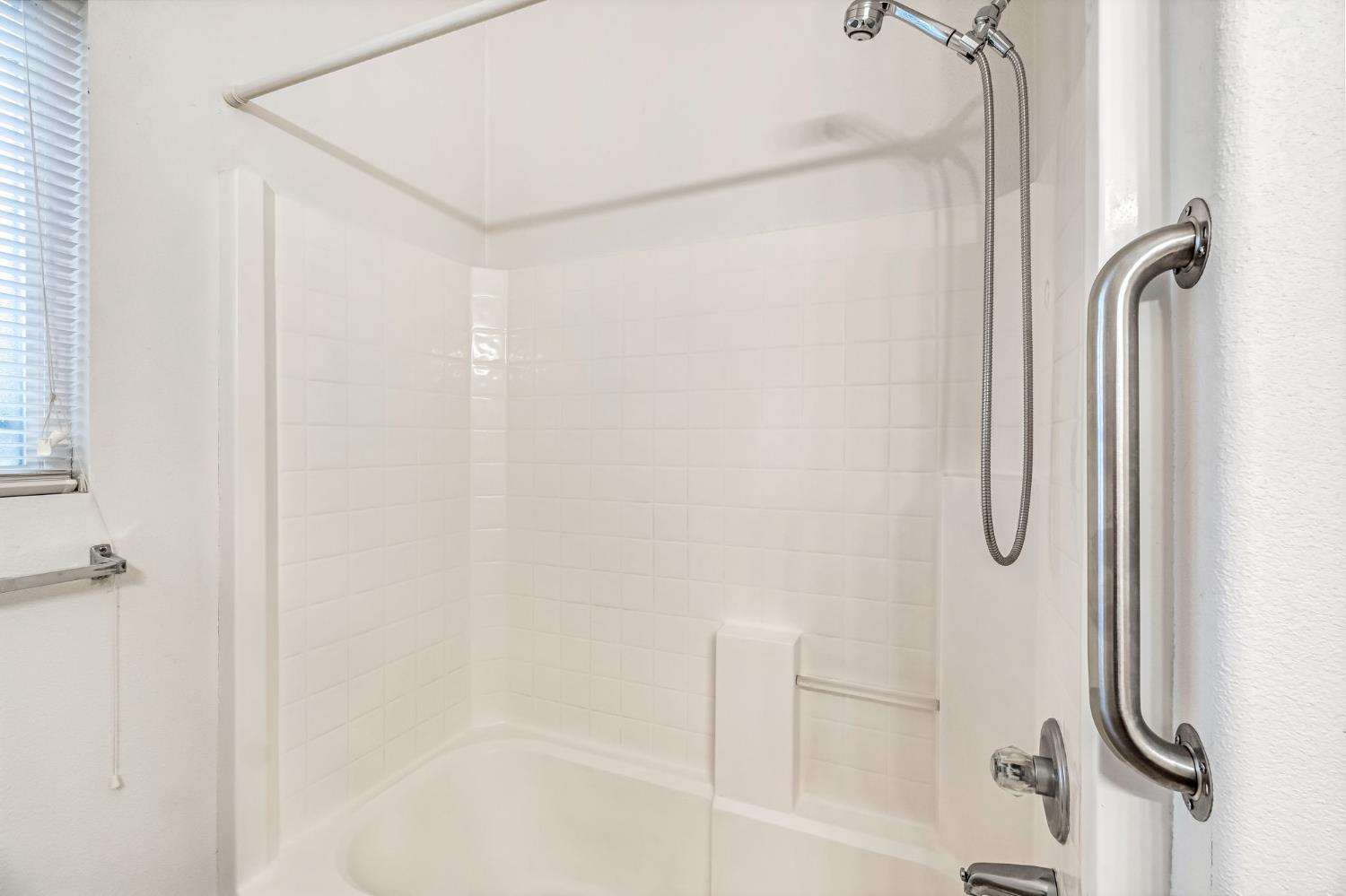 2095 Independence Pl, Hanford, CA 93230