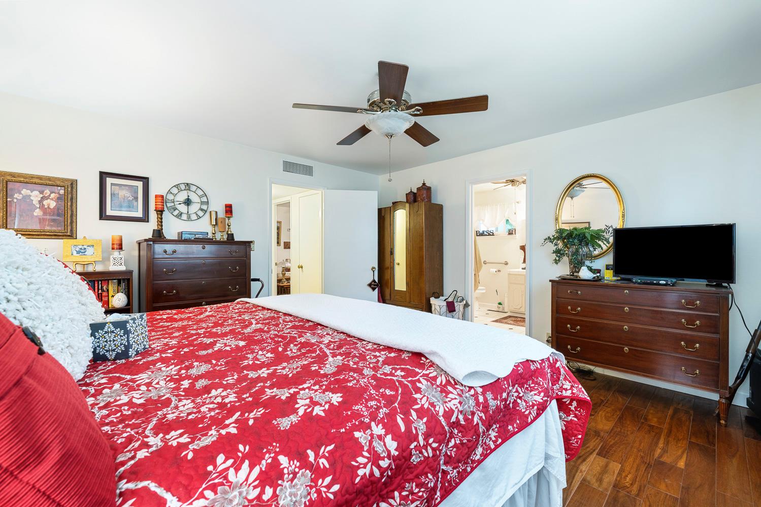 1083 W Escalon Ave, Fresno, CA 93711